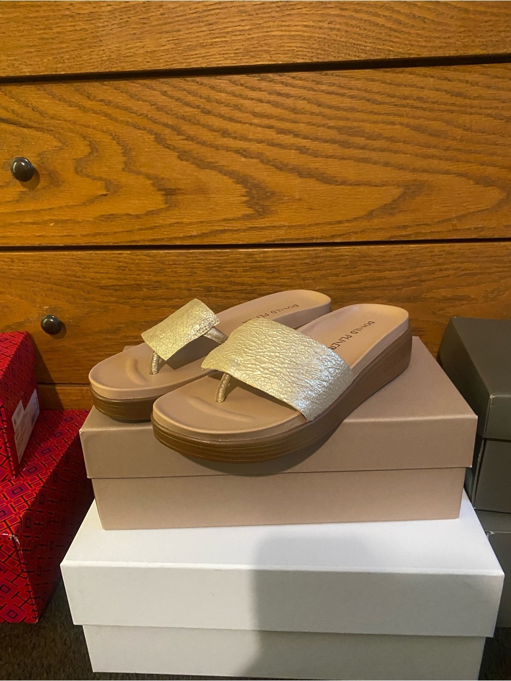 Donald J. Pliner Metallic Gold Wedge Thong Sandals Sz 8 - Picture 3 of 8
